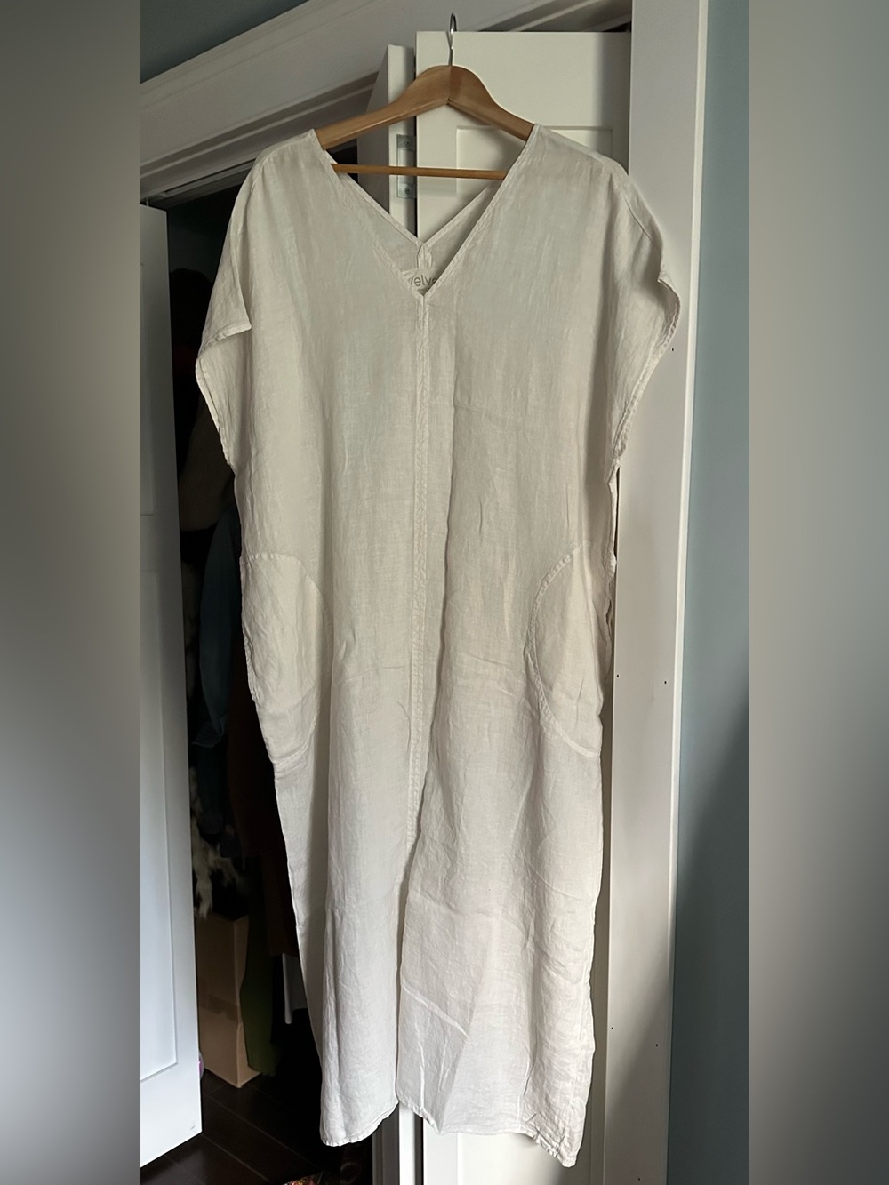 ANTHROPOLOGIE Velvet by Graham & Spencer V-Neck Linen Dress with Pockets - M